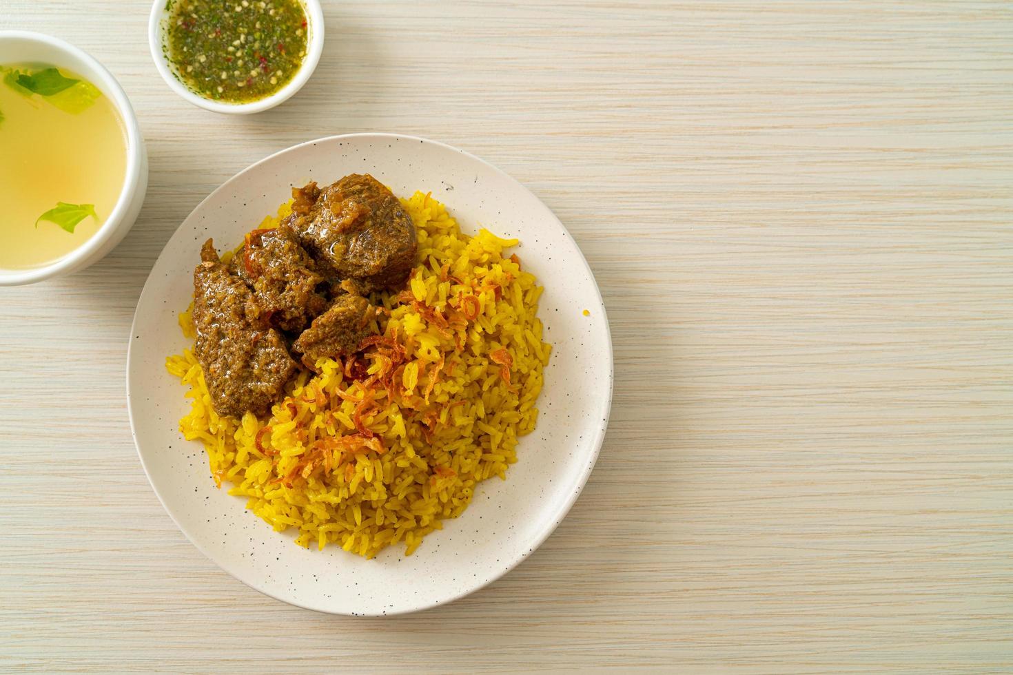 biryani de ternera o arroz al curry y ternera - versión tailandesa-musulmana del biryani indio, con arroz amarillo fragante y ternera foto