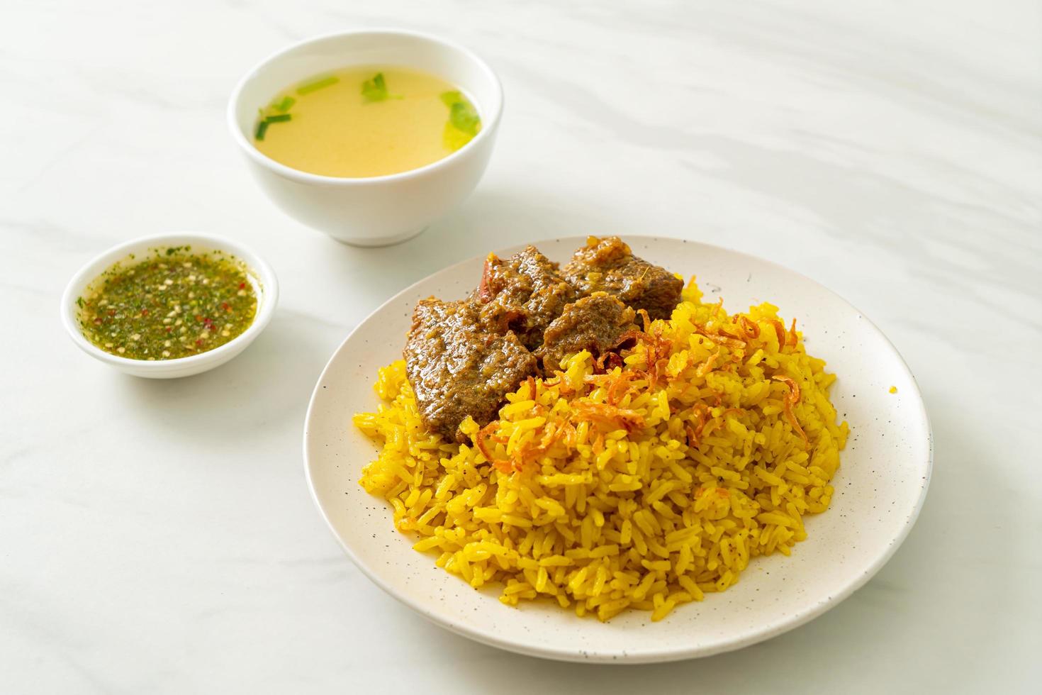 biryani de ternera o arroz al curry y ternera - versión tailandesa-musulmana del biryani indio, con arroz amarillo fragante y ternera foto