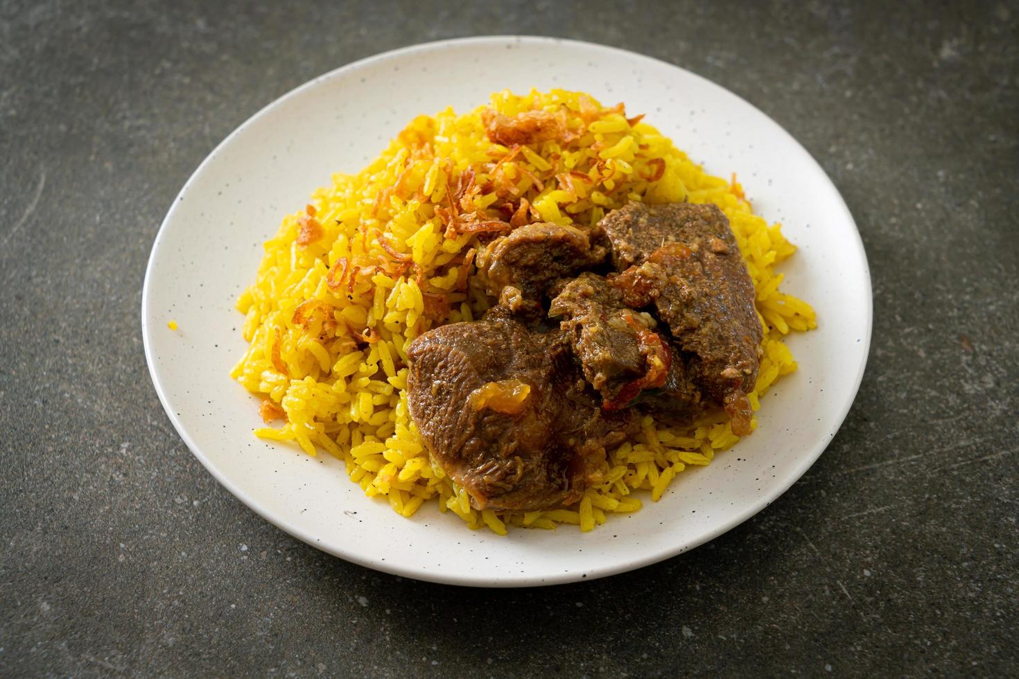 biryani de ternera o arroz al curry y ternera - versión tailandesa-musulmana del biryani indio, con arroz amarillo fragante y ternera foto