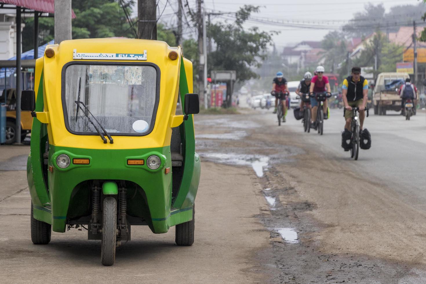 Rickshaw tuk tuk electrónico ecológico en luang prabang laos. foto