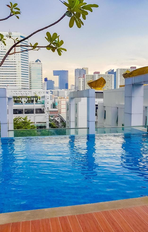 Vista de rascacielos desde la piscina infinita en Bangkok, Tailandia foto