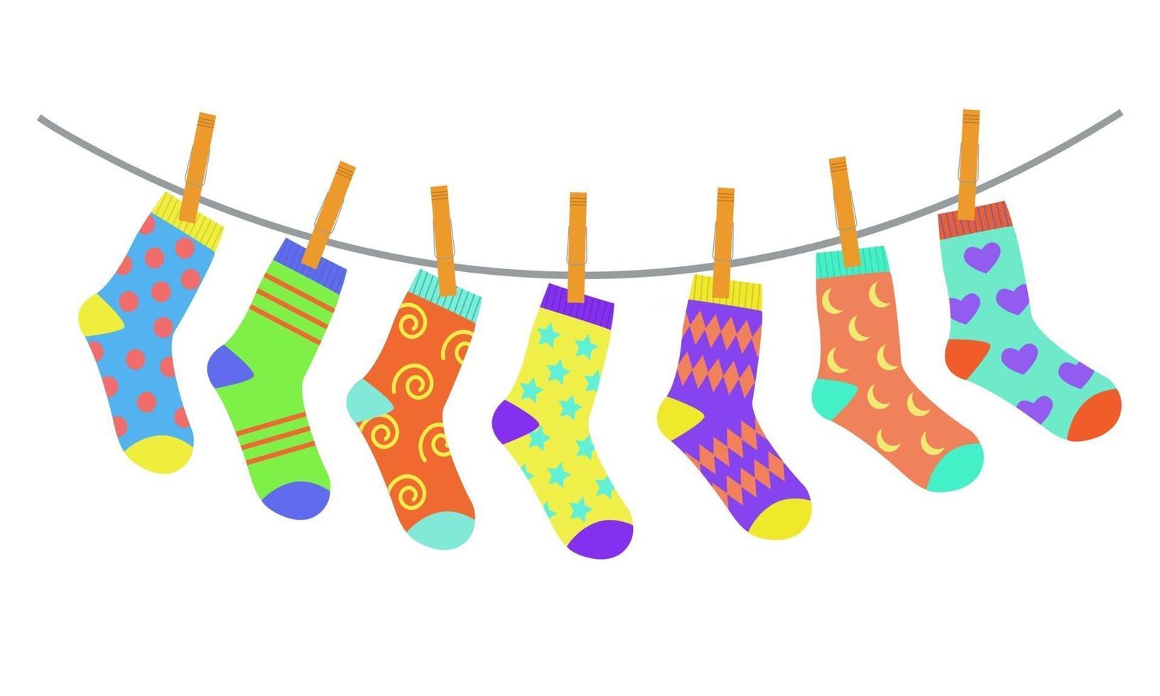 Conjunto de coloridos calcetines de niños brillantes secándose en tendedero 2916045 Vector en
