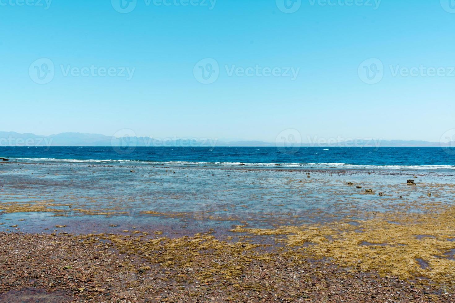 paisaje marino vista desde dahab sina egipto paisaje mar y montañas foto