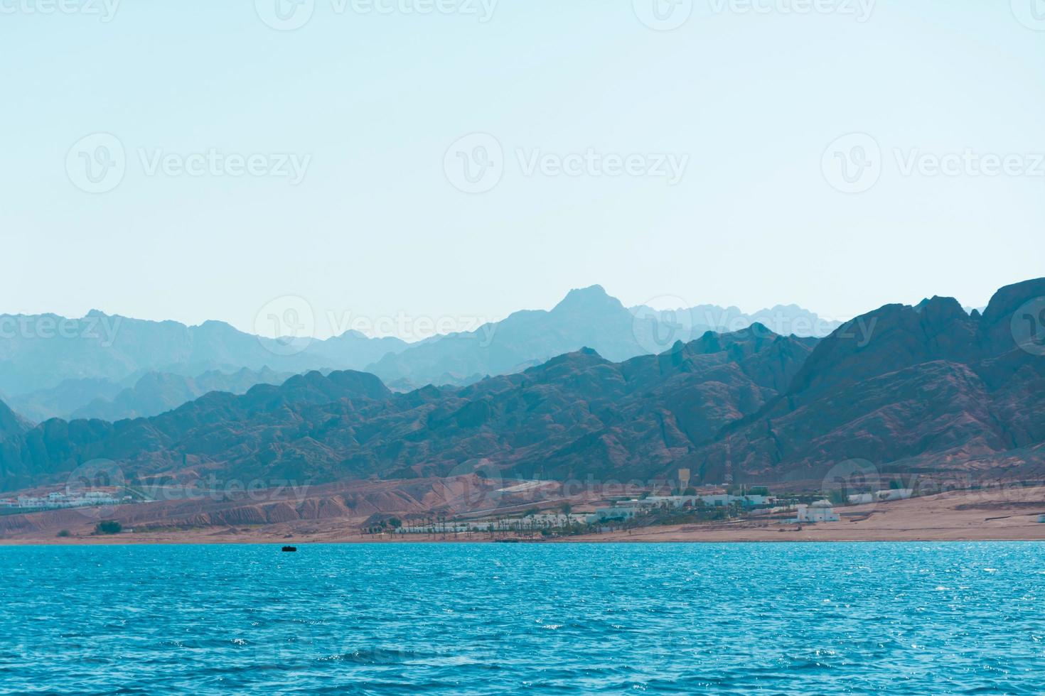 paisaje marino vista desde dahab sina egipto paisaje mar y montañas foto