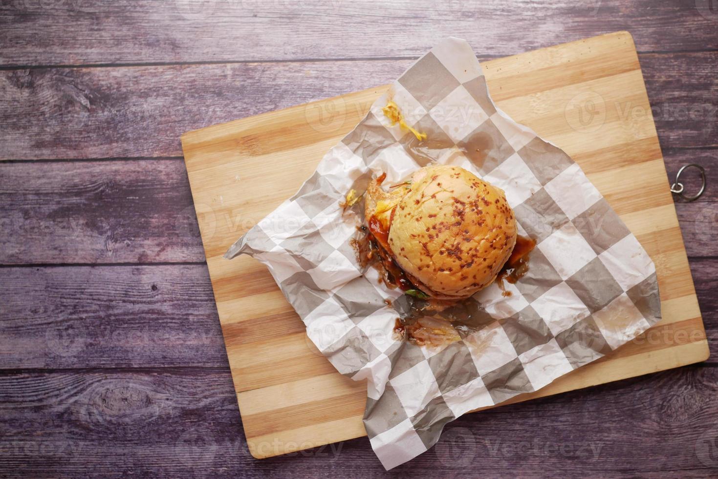 Hamburguesa de ternera en un corte en la vista superior de la mesa foto