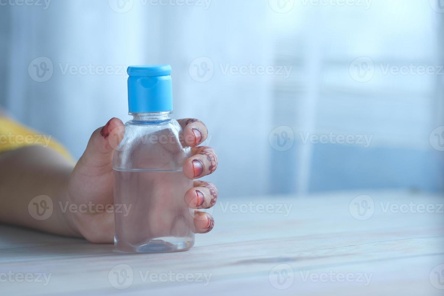 Mano de niño usando gel desinfectante para prevenir virus con espacio de copia foto