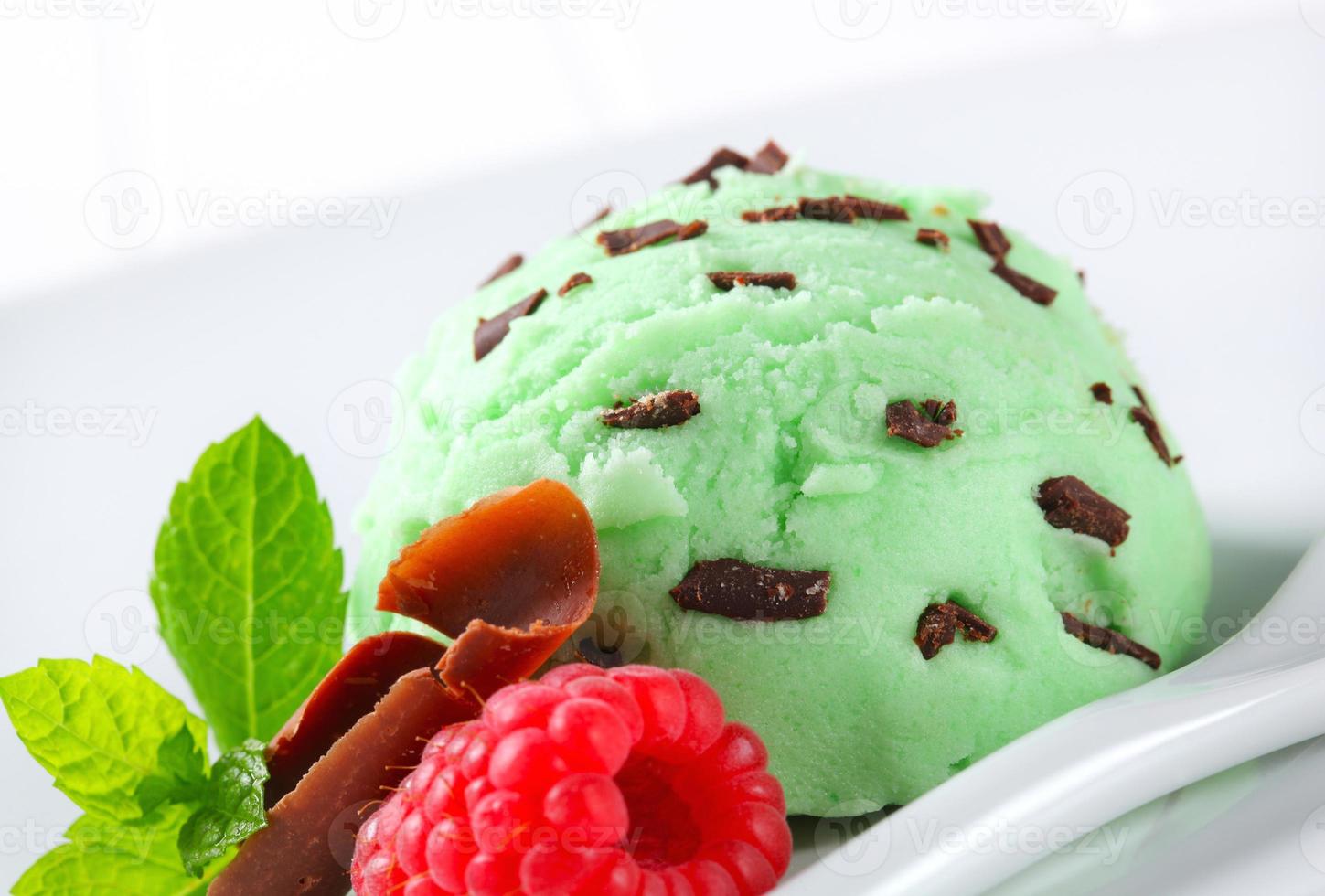 helado de menta con chispas de chocolate foto