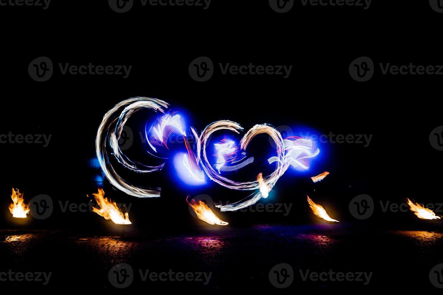 ardientes piezas de un espectáculo de fuego foto