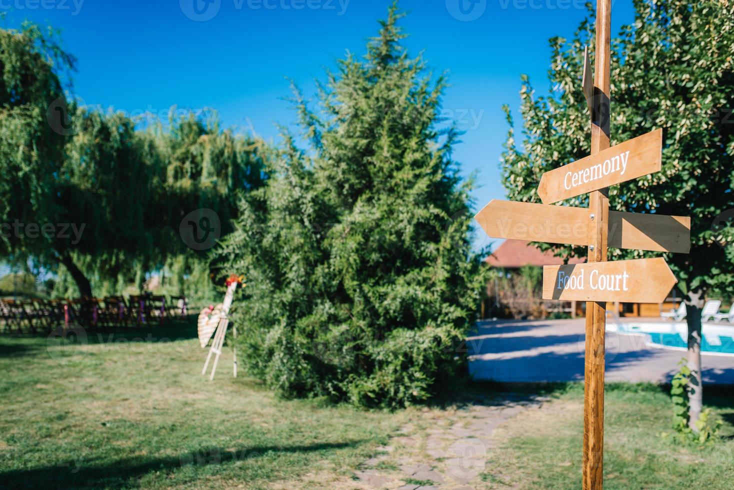 área de ceremonia de boda, decoración de sillas de arco foto