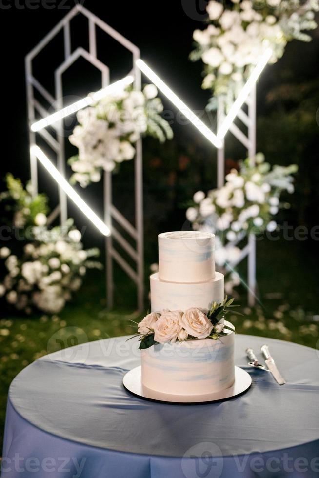 pastel de bodas en la boda de los recién casados foto