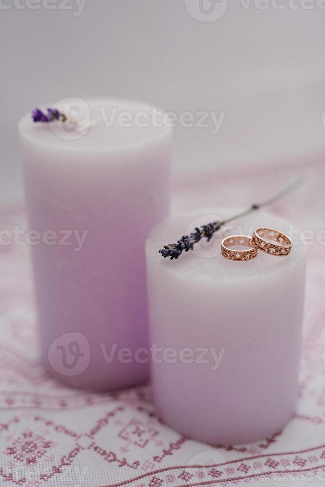 wedding rings with wedding decor photo