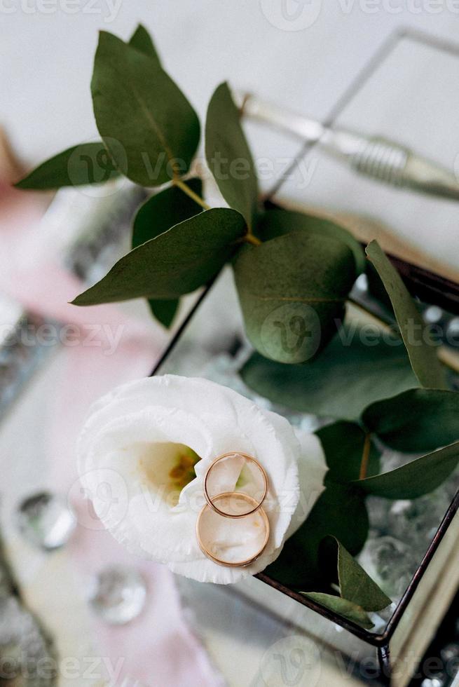 anillos de boda con decoración de boda foto