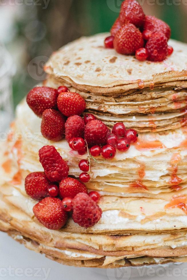 pastel de bodas en la boda de los recién casados foto