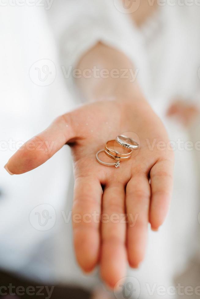 anillos de bodas de oro como atributo de la boda de una pareja joven foto