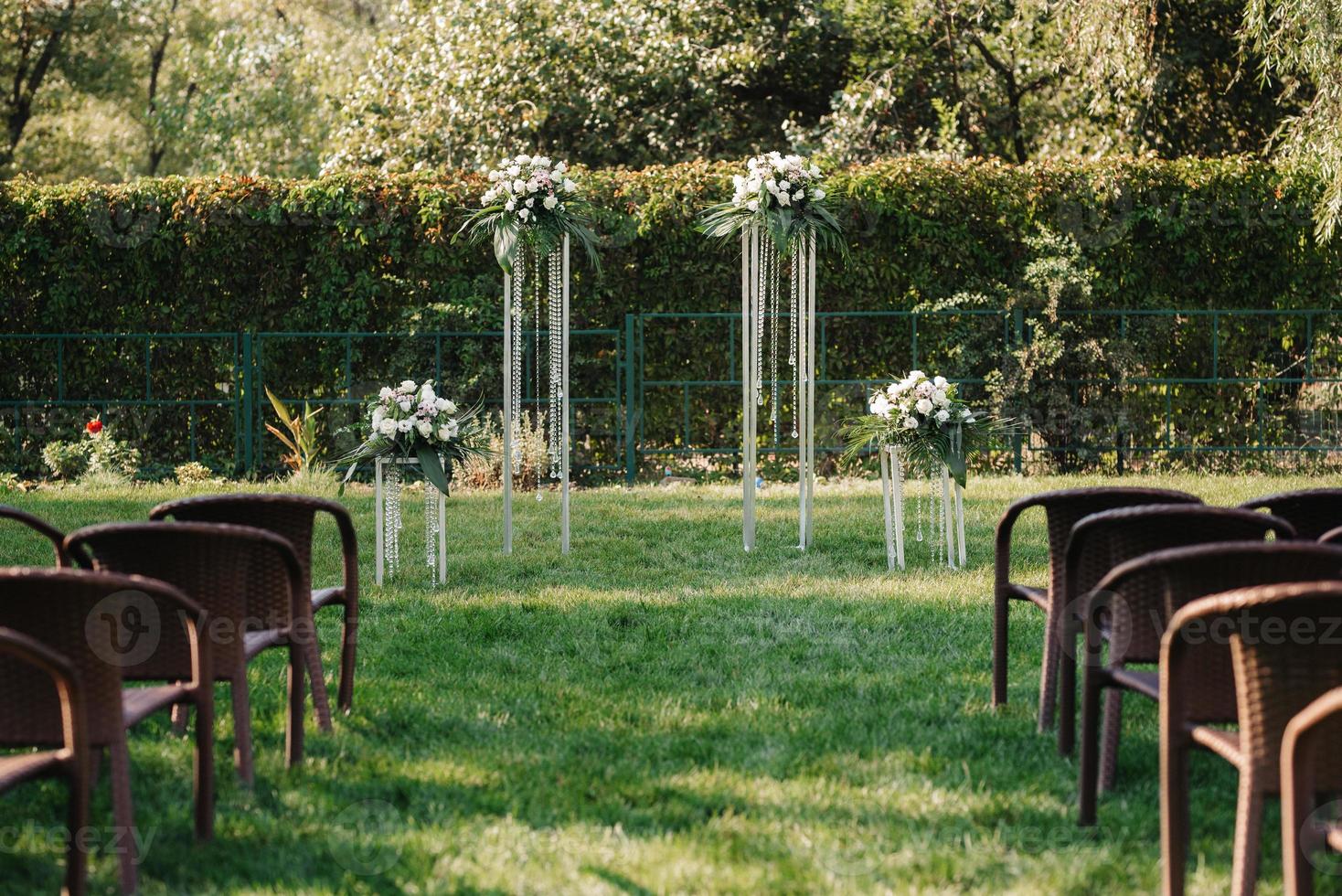 ceremonia de boda en el bosque entre los árboles en la pista verde foto