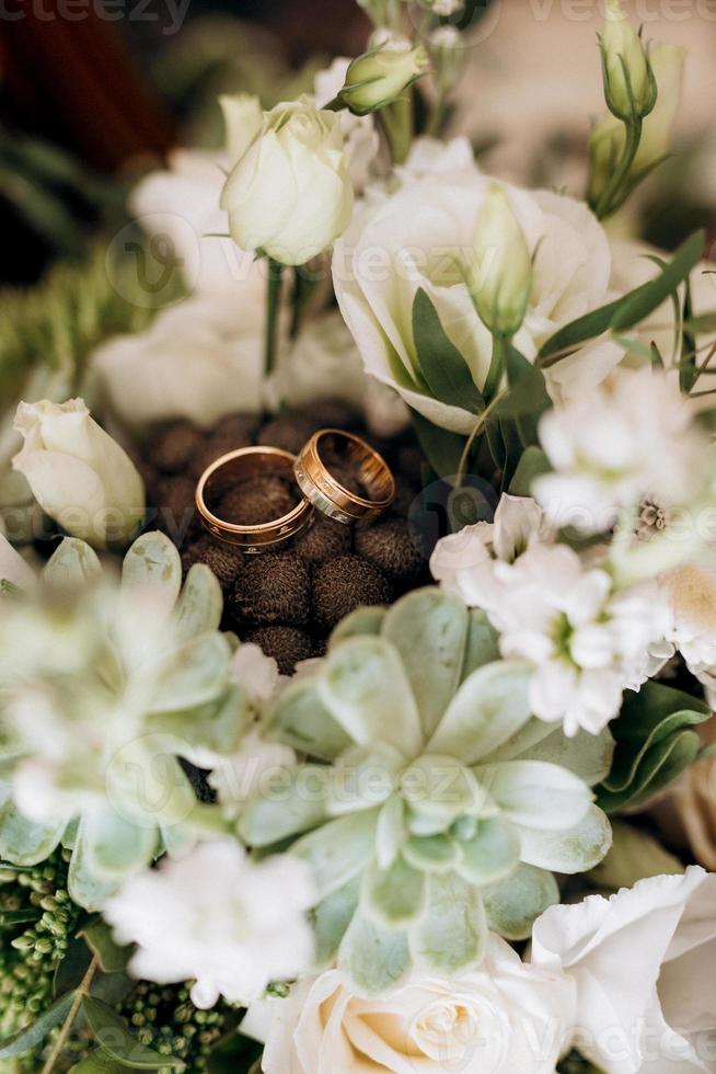 wedding rings with a wedding decor photo