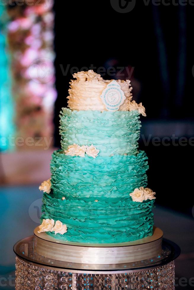 pastel de bodas en la boda de los recién casados foto