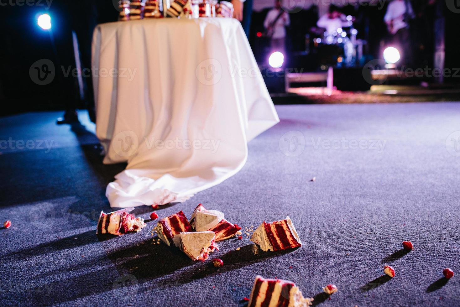 pastel de bodas en la boda de los recién casados foto