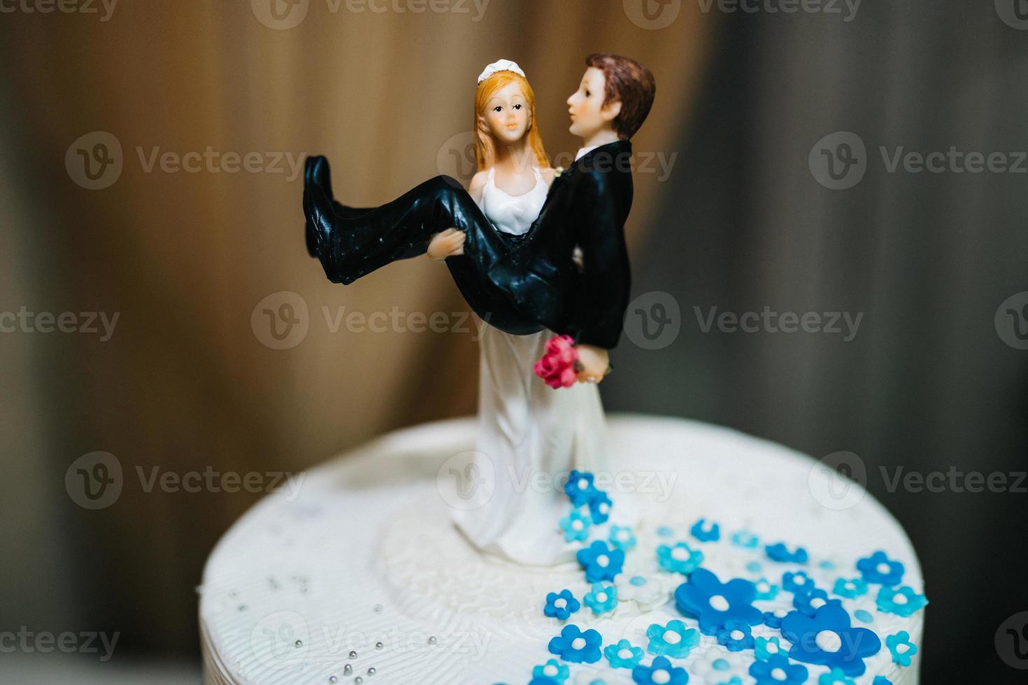 pastel de bodas en la boda de los recién casados foto