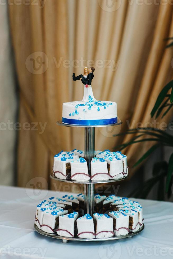 pastel de bodas en la boda de los recién casados foto