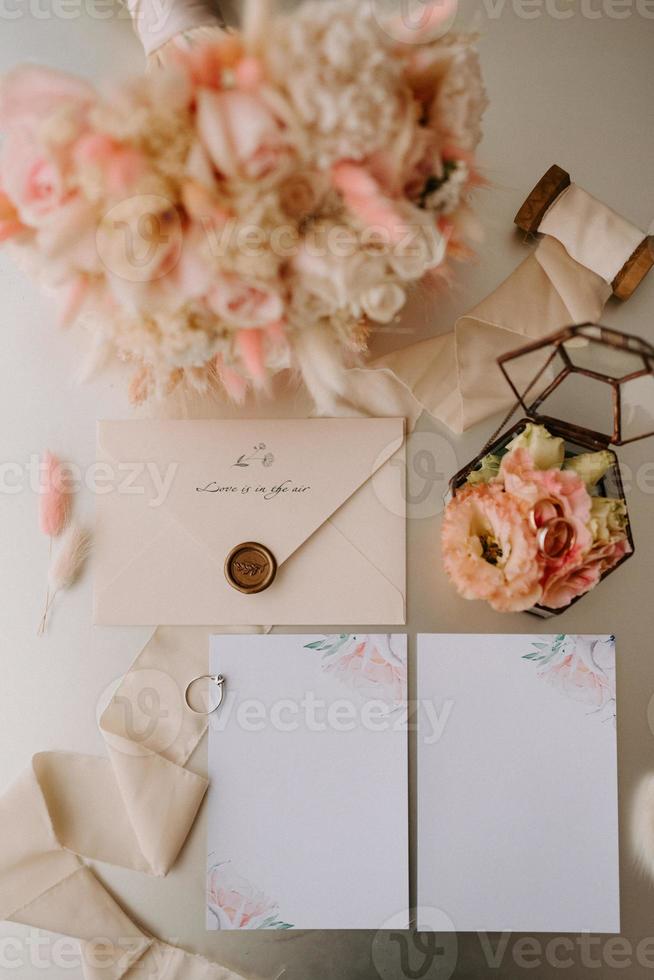 anillos de boda con decoración de boda foto