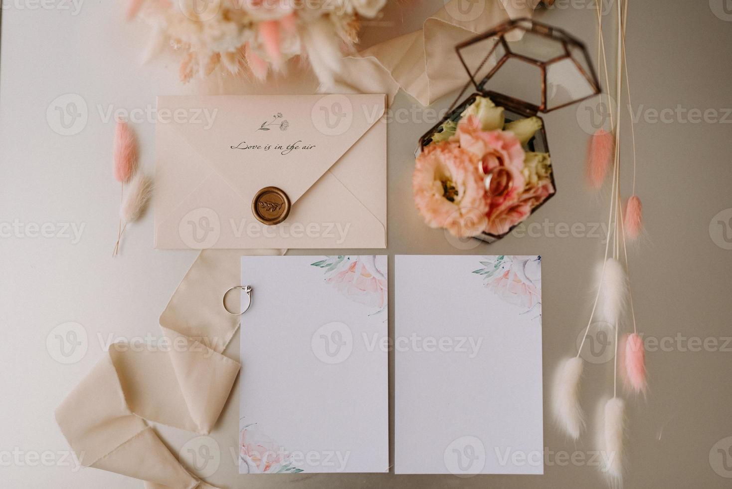 anillos de boda con decoración de boda foto