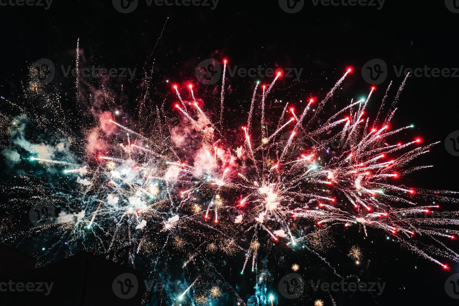 espectáculo de luz nocturna de fuego en el fondo del cielo nocturno foto