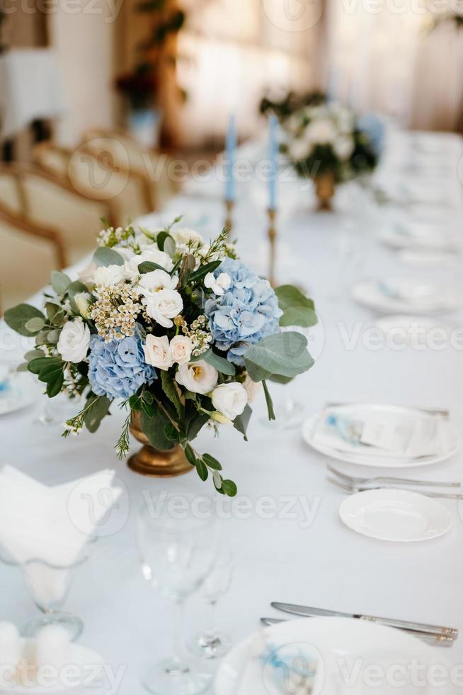 decoración de velas atmosférica con fuego vivo en la mesa del banquete foto