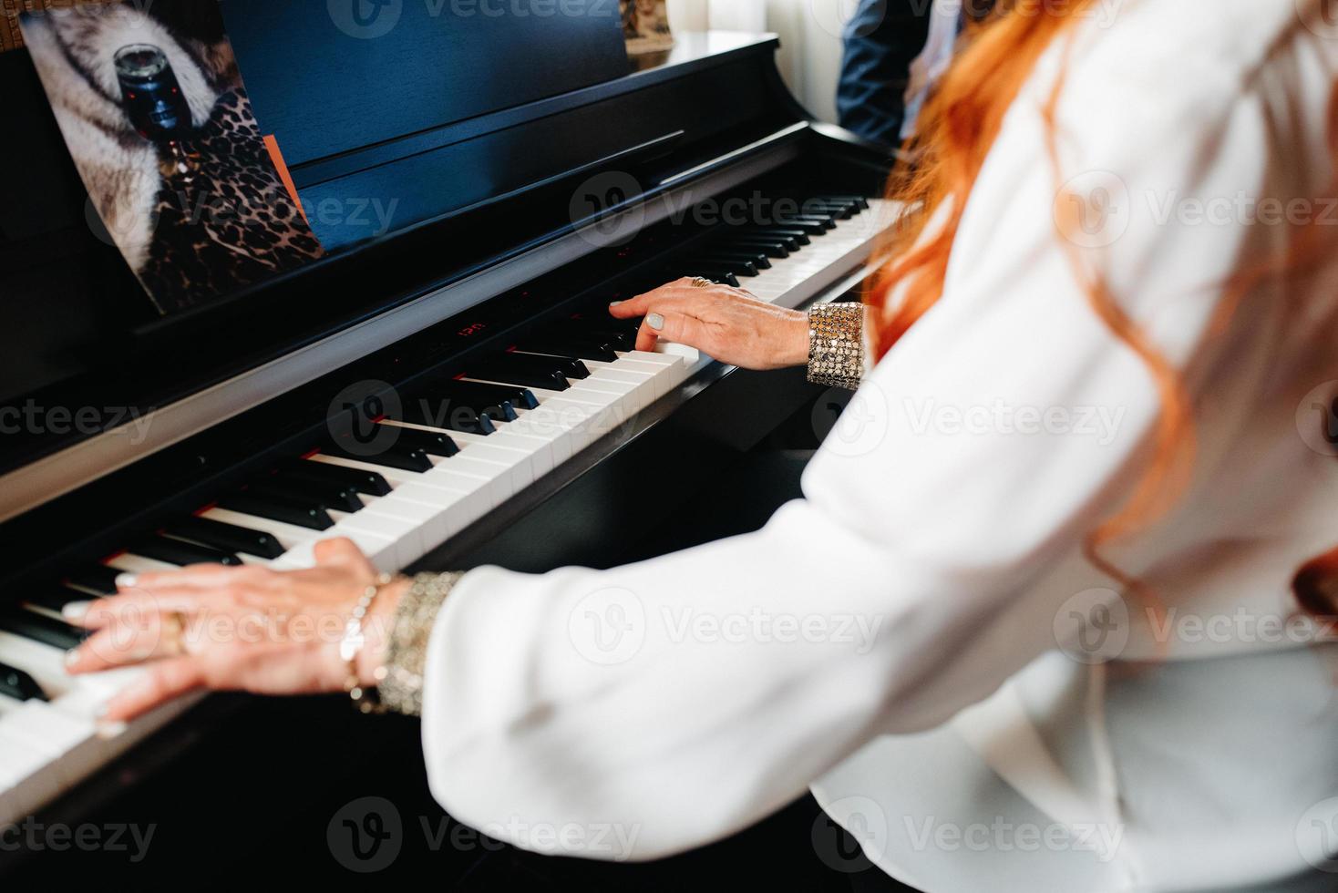 Mujer músico toca el sintetizador de vacaciones foto