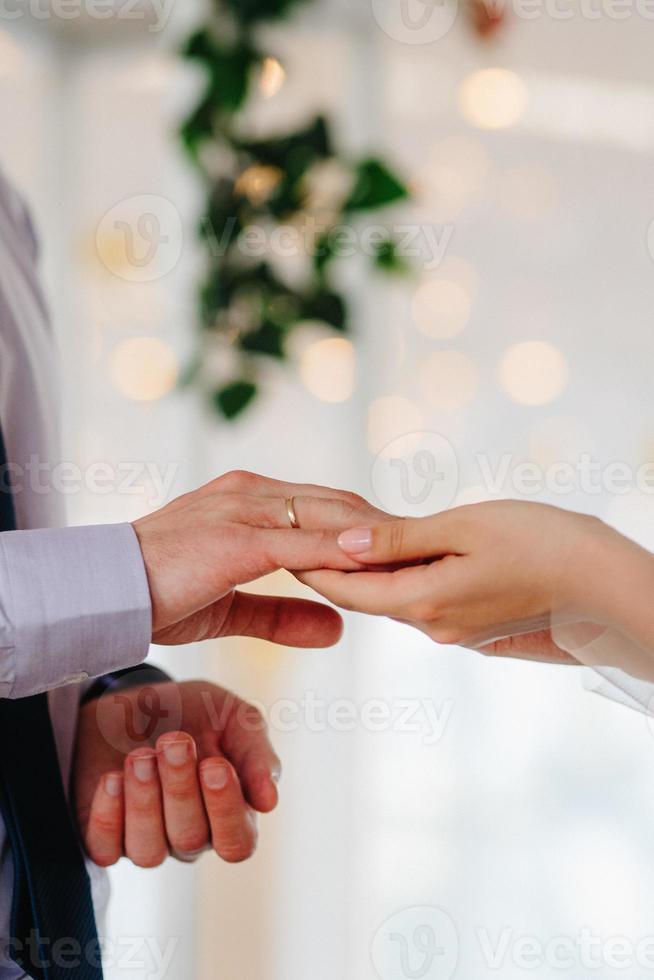 anillos de bodas de oro como atributo de la boda de una pareja joven foto