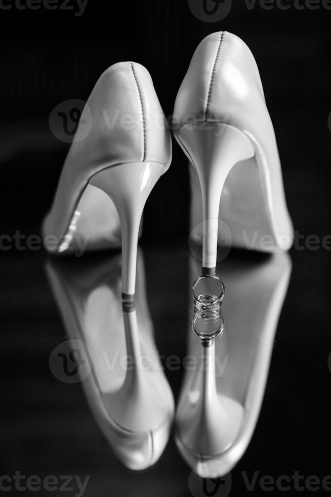 zapatos de novia de la novia, hermosa moda foto