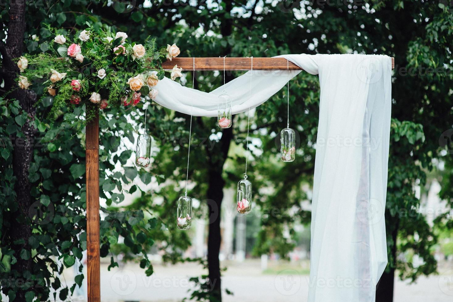 ceremonia de boda en el bosque entre los árboles en la pista verde foto