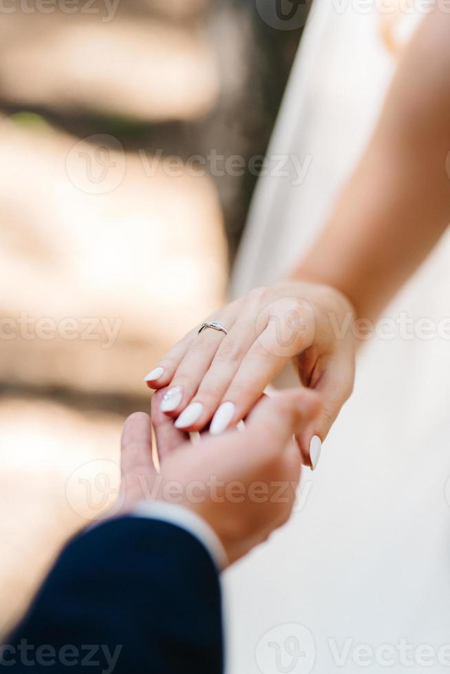 la novia y el novio tiernamente se dan la mano entre ellos amor y relaciones foto