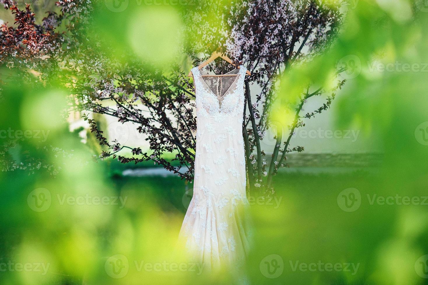 vestido de novia blanco perfecto el día de la boda foto