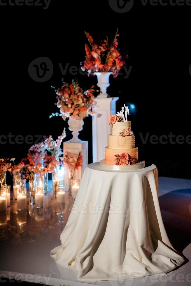 pastel de bodas en la boda de los recién casados foto