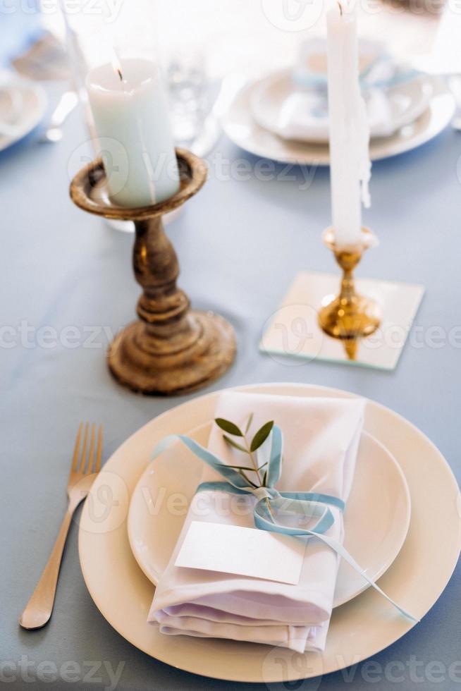 decoración de velas atmosférica con fuego vivo en la mesa del banquete foto