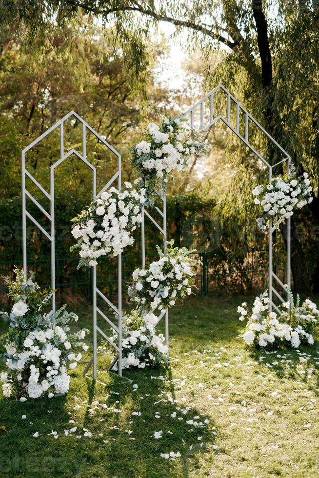 Área de ceremonia de boda con flores secas en un prado foto