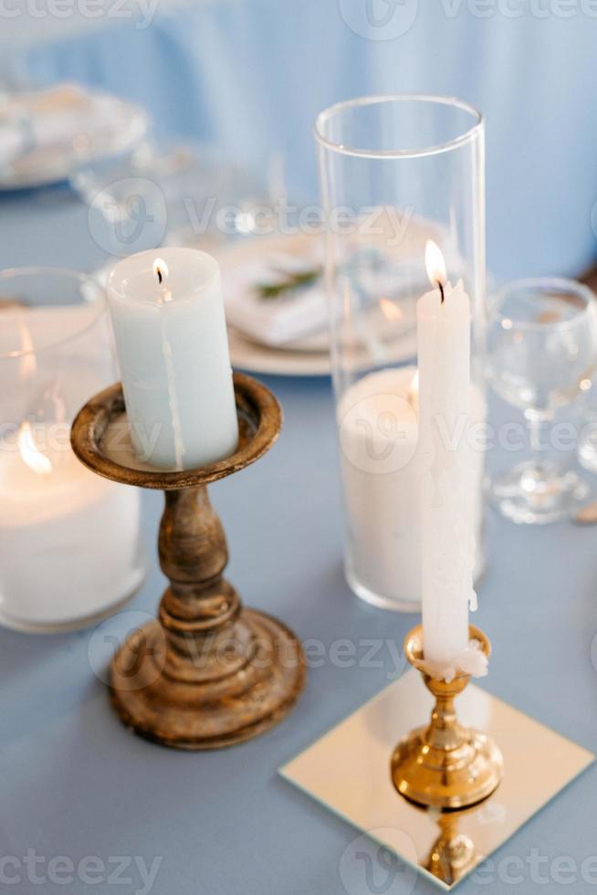 decoración de velas atmosférica con fuego vivo en la mesa del banquete foto