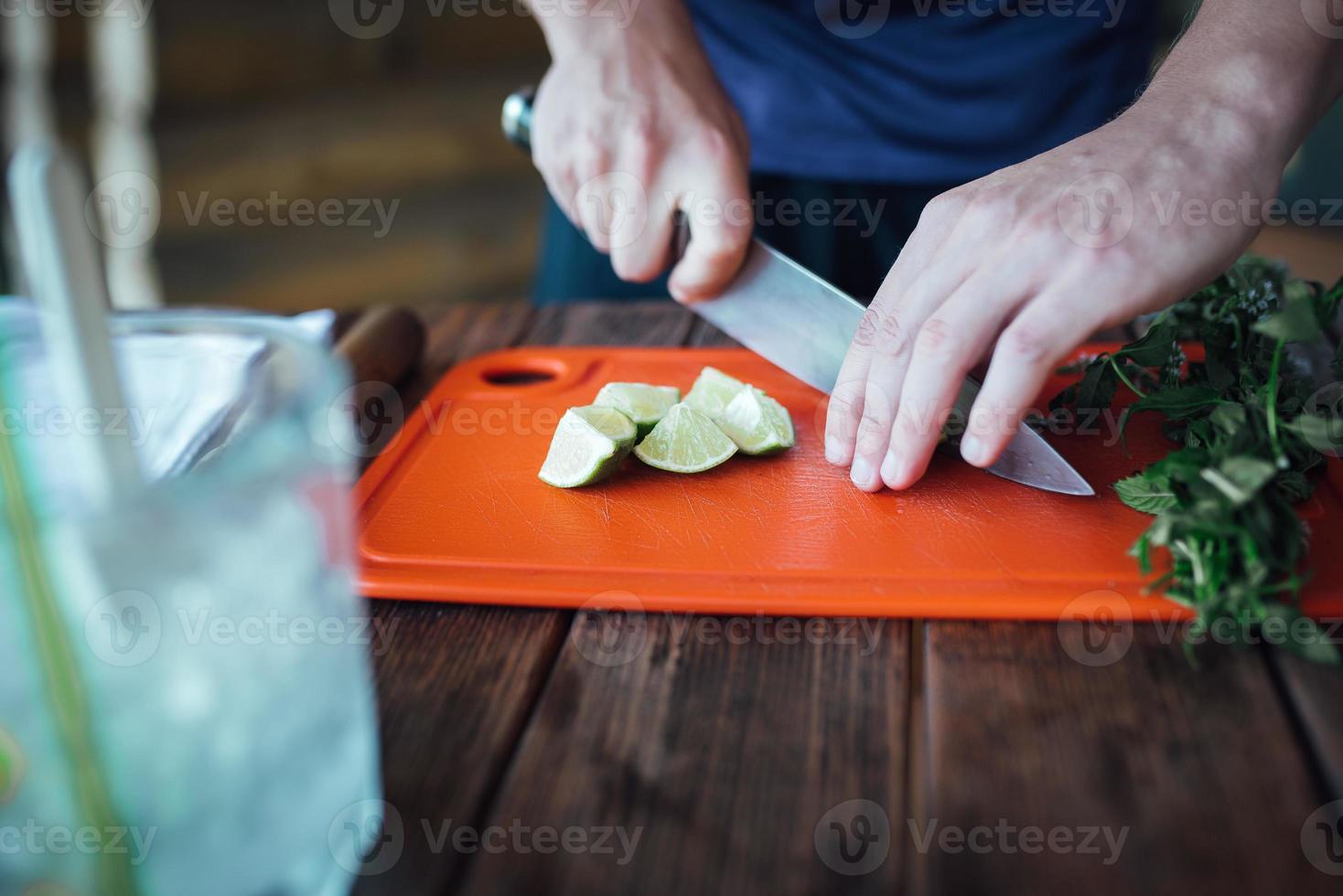 barman prepara cóctel de alcohol de frutas a base de limón, menta, naranja, soda foto