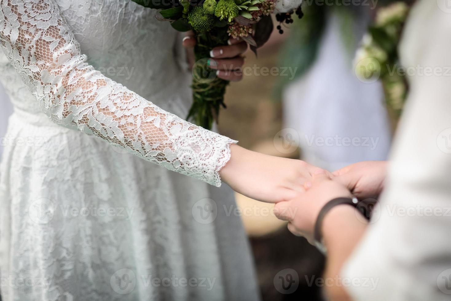 el novio pone el anillo de bodas foto