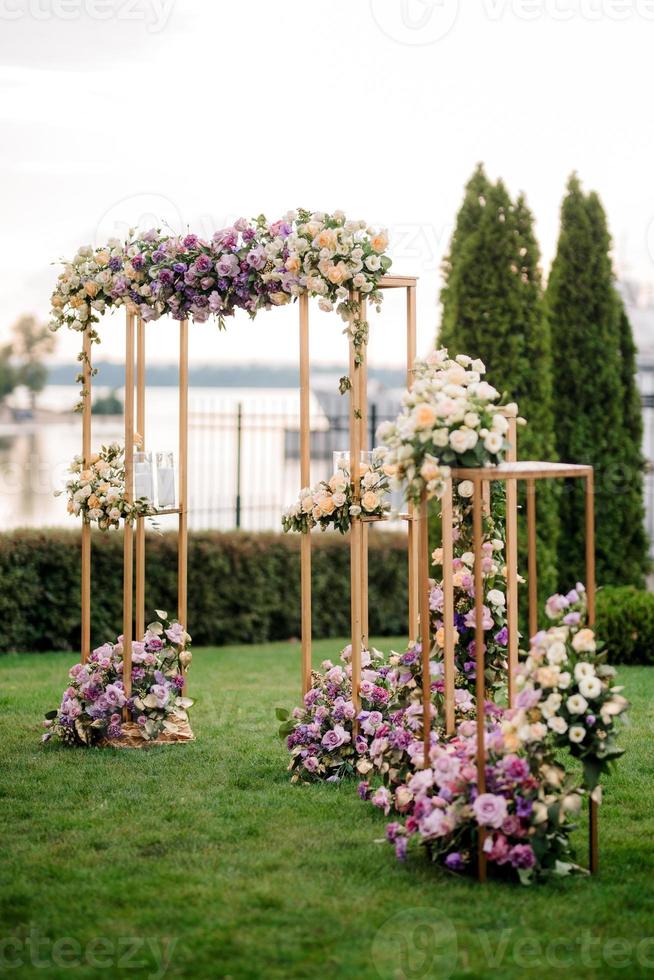 ceremonia de boda en el bosque entre los árboles en la pista verde foto