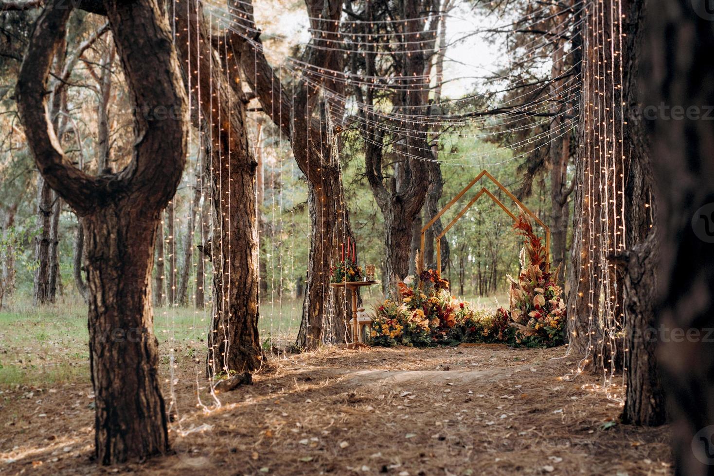 Área de ceremonia de boda con flores secas en un prado foto