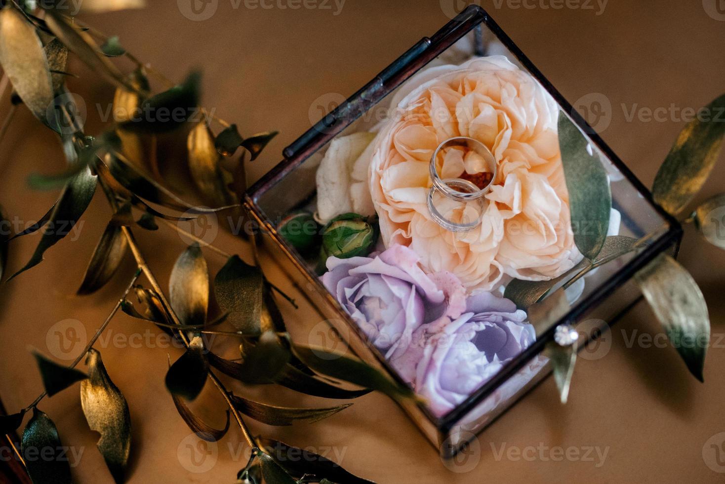 gold wedding rings as an attribute of a young couple's wedding photo