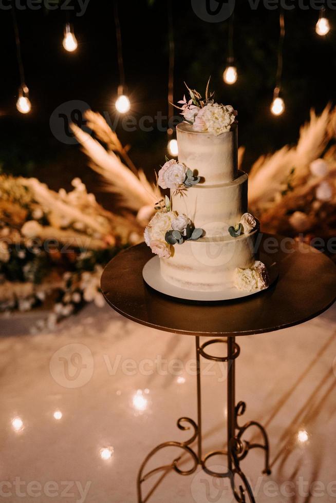 pastel de bodas en la boda de los recién casados foto