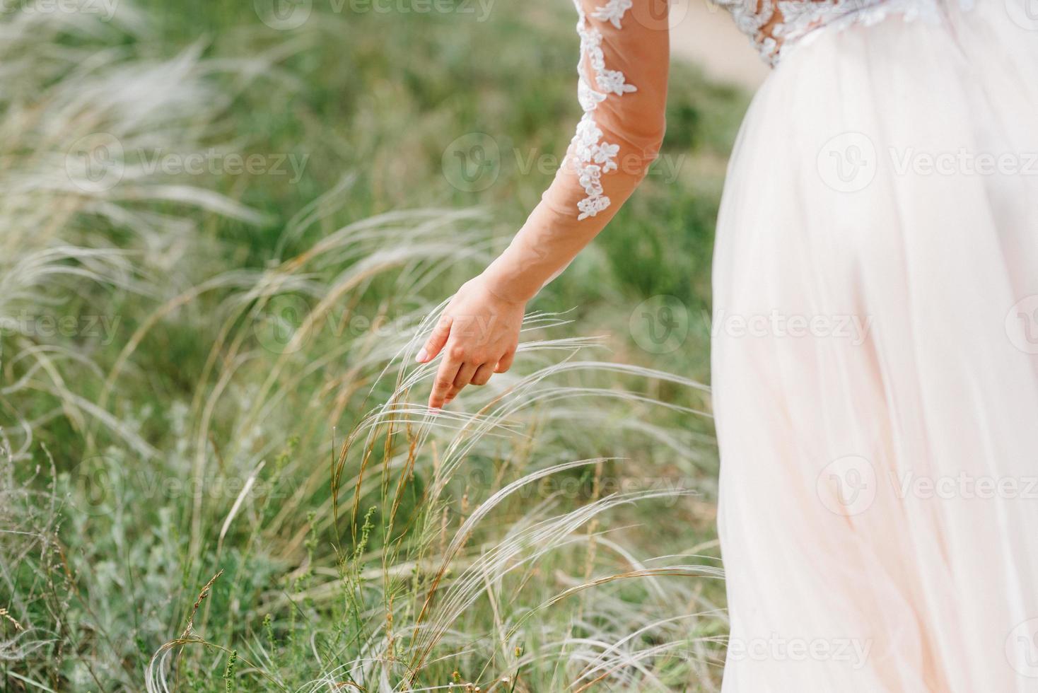 vestir a la novia con un vestido de novia con corsé y cordones foto