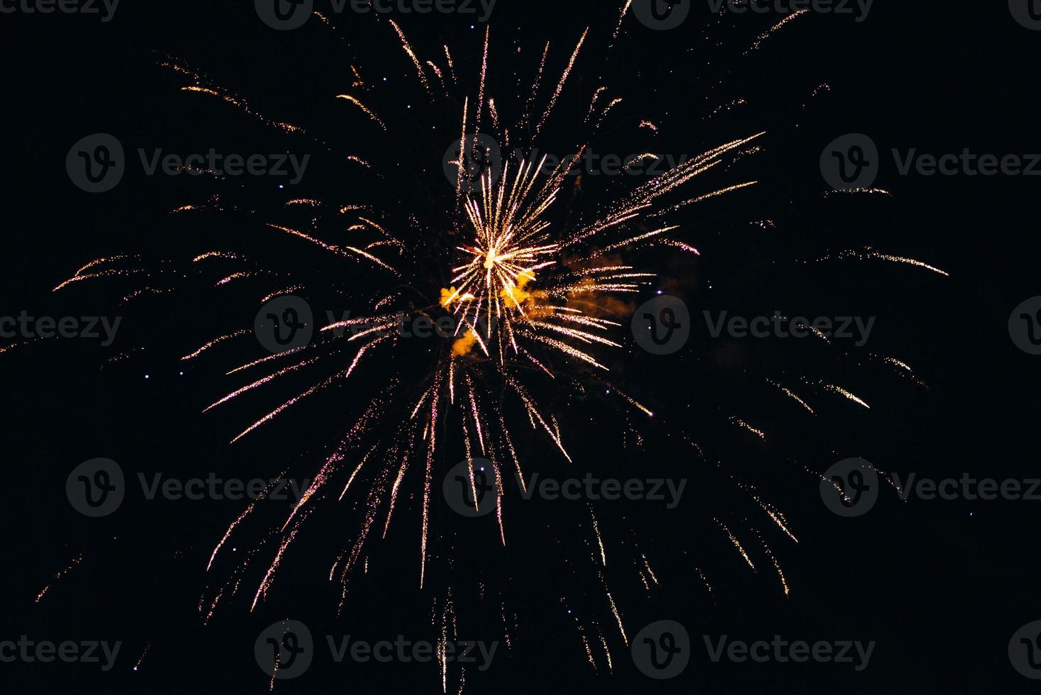 ardientes piezas de un espectáculo de fuego foto