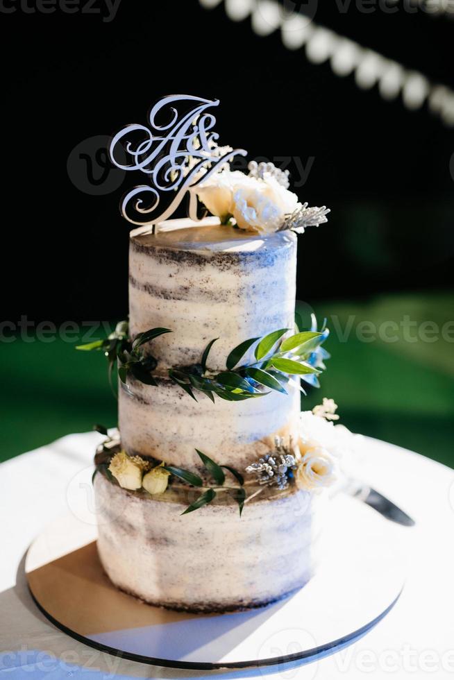 pastel de bodas en la boda de los recién casados foto