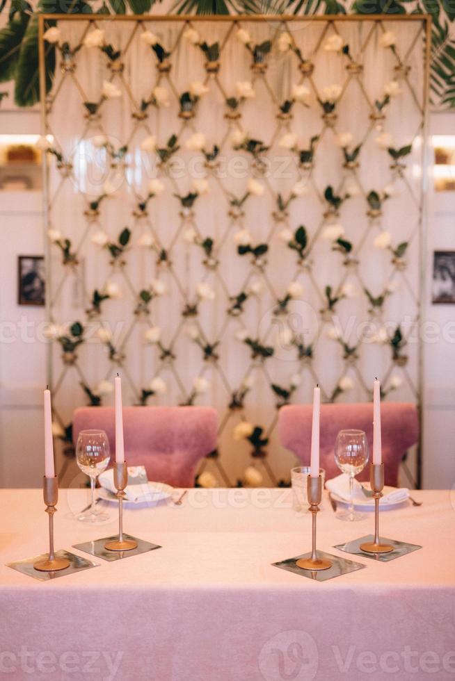 salón de banquetes para bodas con elementos decorativos foto