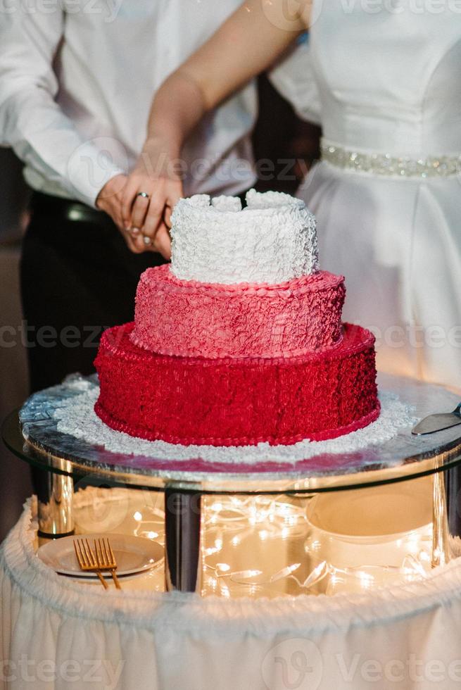 pastel de bodas en la boda de los recién casados foto