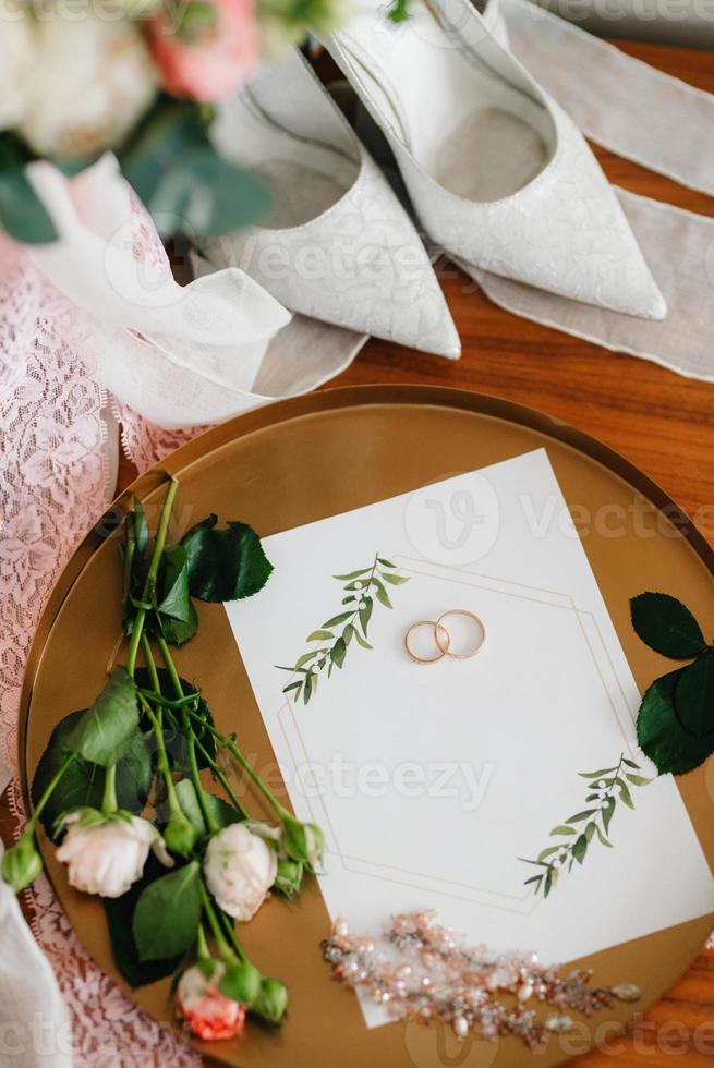 anillos de bodas de oro como atributo de la boda de una pareja joven foto